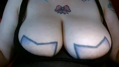 Snapshot of bianka_star_ chatting on 02/03/25, 02:02 bianca online show from 02/03/25, 02:02