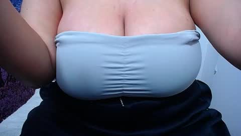 Snapshot of bigg_boobs_xxx chatting on 06/13/26, 03:04 Sunny online show from 06/13/26, 03:04