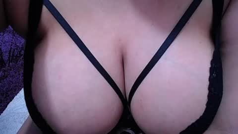 Snapshot of bigg_boobs_xxx chatting on 06/23/26, 01:25 Sunny online show from 06/23/26, 01:25