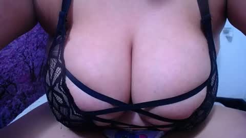Snapshot of bigg_boobs_xxx chatting on 06/27/26, 01:10 Sunny online show from 06/27/26, 01:10