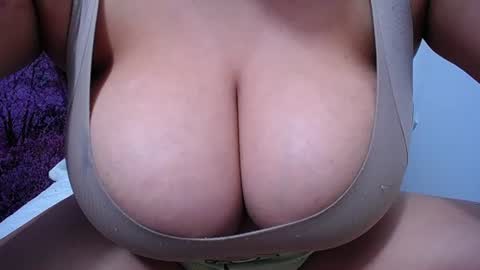Snapshot of bigg_boobs_xxx chatting on 07/15/26, 01:44 Sunny online show from 07/15/26, 01:44