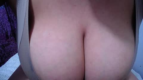 Snapshot of bigg_boobs_xxx chatting on 07/23/26, 01:58 Sunny online show from 07/23/26, 01:58
