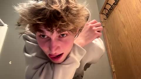 Snapshot of bigskinnyboyshh chatting on 01/08/25, 06:20 bigskinnyboyshh online show from 01/08/25, 06:20