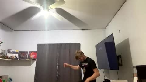 Snapshot of bigskinnyboyshh chatting on 09/27/25, 10:26 bigskinnyboyshh online show from 09/27/25, 10:26