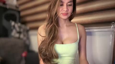 Snapshot of bigsurprise4u chatting on 01/05/25, 05:20 Yna online show from 01/05/25, 05:20