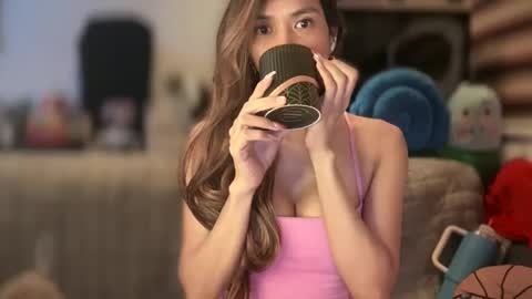 Snapshot of bigsurprise4u chatting on 02/06/25, 07:45 Yna online show from 02/06/25, 07:45