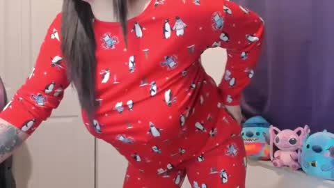 Snapshot of bigt3ti chatting on 12/24/24, 04:40  Nubia  online show from 12/24/24, 04:40