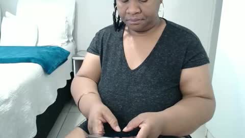 Snapshot of bigtitshornygirlxxx chatting on 11/30/25, 04:16 Lona online show from 11/30/25, 04:16