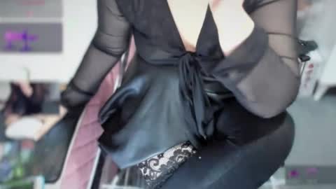 bisex woman online show from 11/17/25, 08:14