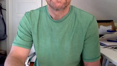 Snapshot of bisonbar chatting on 12/27/24, 04:10 BisonBar online show from 12/27/24, 04:10