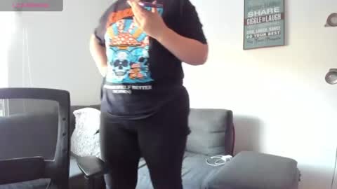 Snapshot of bizarrelovetriangle chatting on 06/12/26, 10:30 Jenn online show from 06/12/26, 10:30