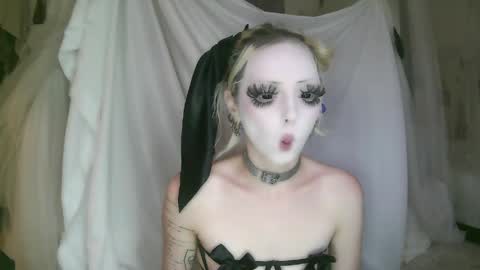 vampire fang  online show from 04/21/26, 06:12