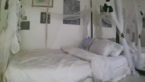 Snapshot of bl0odsyring3 chatting on 05/05/26, 05:54 vampire fang online show from 05/05/26, 05:54