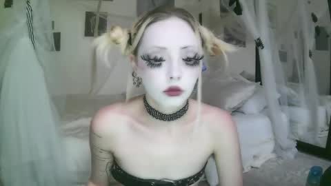 Snapshot of bl0odsyring3 chatting on 05/08/26, 05:40 vampire fang online show from 05/08/26, 05:40