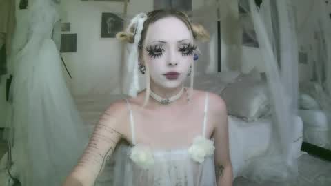 Snapshot of bl0odsyring3 chatting on 05/13/26, 07:55 vampire fang online show from 05/13/26, 07:55