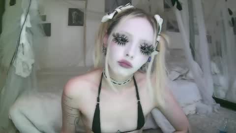Snapshot of bl0odsyring3 chatting on 05/14/26, 06:58 vampire fang online show from 05/14/26, 06:58