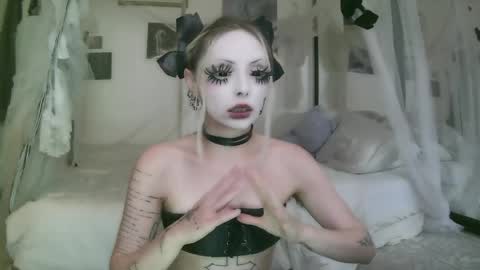 Snapshot of bl0odsyring3 chatting on 05/15/26, 07:54 vampire fang online show from 05/15/26, 07:54