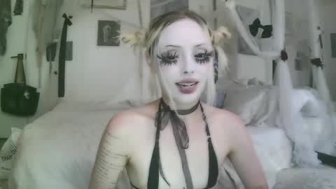 Snapshot of bl0odsyring3 chatting on 06/03/26, 10:15 vampire fang online show from 06/03/26, 10:15