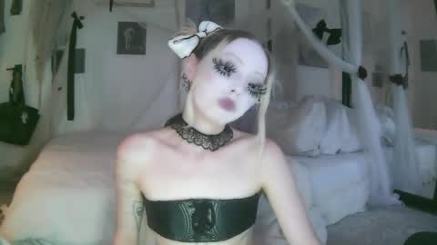 Snapshot of bl0odsyring3 chatting on 06/06/26, 02:16 vampire fang online show from 06/06/26, 02:16