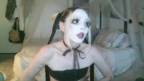Snapshot of bl0odsyring3 chatting on 06/14/26, 02:46 vampire fang online show from 06/14/26, 02:46