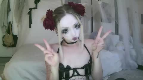 Snapshot of bl0odsyring3 chatting on 06/15/26, 05:15 vampire fang online show from 06/15/26, 05:15