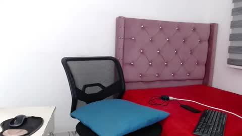 Twtter 1MikeBeckford            Onlyfns beckfordmike online show from 12/19/25, 02:18