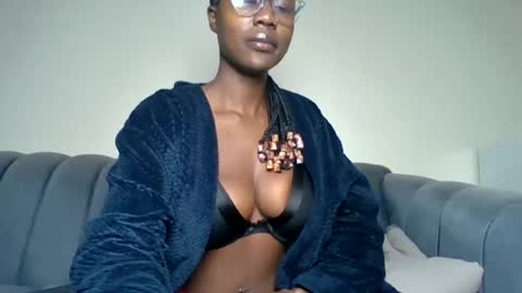 Snapshot of blackprincess25 chatting on 07/27/26, 02:29 Lorraine online show from 07/27/26, 02:29