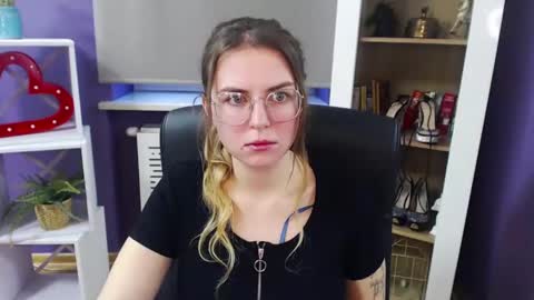 Snapshot of blackrosezoey chatting on 12/23/24, 10:21 Z O E Y online show from 12/23/24, 10:21
