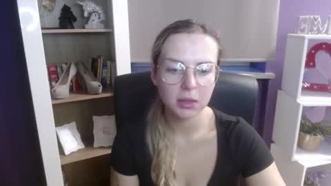 Snapshot of blackrosezoey chatting on 09/15/25, 04:23 Z O E Y online show from 09/15/25, 04:23