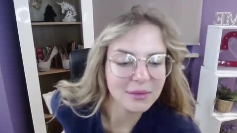 Snapshot of blackrosezoey chatting on 09/19/25, 04:25 Z O E Y online show from 09/19/25, 04:25