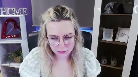 Z O E Y online show from 03/16/26, 05:44