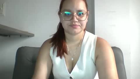 Snapshot of blanquita102530 chatting on 10/08/25, 04:04 Lary online show from 10/08/25, 04:04