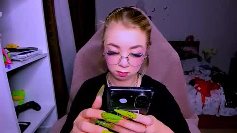 Nicole online show from 12/22/25, 04:42