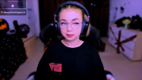 Nicole online show from 10/20/25, 04:35