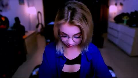 Nicole online show from 10/30/25, 06:59