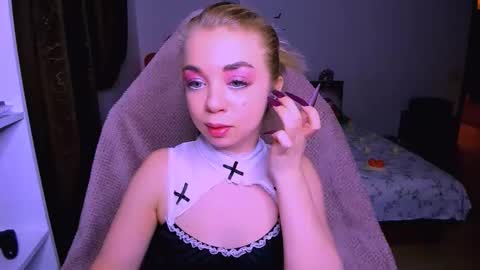 Nicole online show from 12/05/25, 12:36