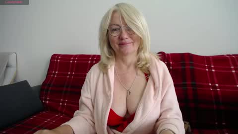Snapshot of blond_woman chatting on 05/13/26, 07:17 Karina online show from 05/13/26, 07:17