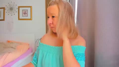 Nicole online show from 02/24/25, 10:04