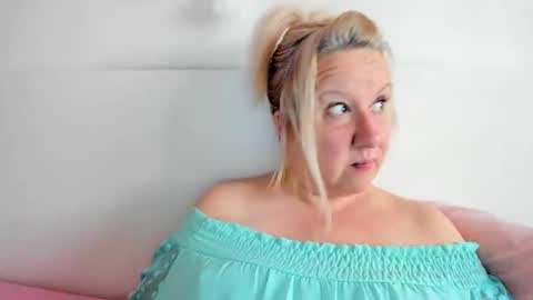 Nicole online show from 10/19/25, 03:12