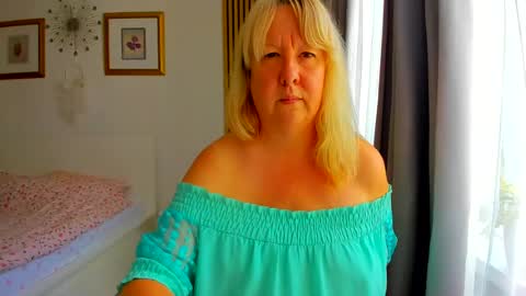 Snapshot of blonde_angel20 chatting on 07/07/26, 06:47 Nicole online show from 07/07/26, 06:47