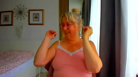 Snapshot of blonde_angel20 chatting on 07/08/26, 04:06 Nicole online show from 07/08/26, 04:06