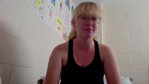 Snapshot of blonde_katie chatting on 09/29/25, 12:27 Katie online show from 09/29/25, 12:27