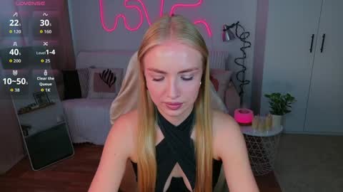 Snapshot of blonde_vibe chatting on 05/25/26, 10:43 Nessa online show from 05/25/26, 10:43