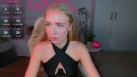 Snapshot of blonde_vibe chatting on 05/27/26, 08:55 Nessa online show from 05/27/26, 08:55