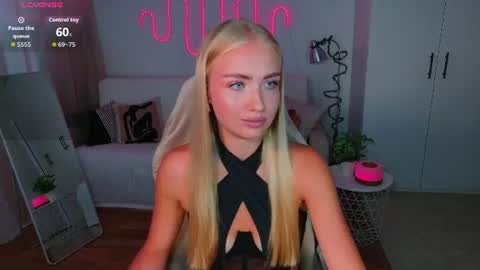 Snapshot of blonde_vibe chatting on 06/21/26, 11:02 Nessa online show from 06/21/26, 11:02
