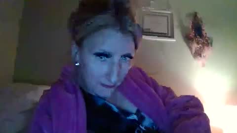 Snapshot of blondebellaaa3 chatting on 12/08/24, 03:32 Gia  online show from 12/08/24, 03:32