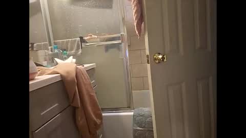 Snapshot of blondebellaaa3 chatting on 01/05/25, 07:17 Gia  online show from 01/05/25, 07:17