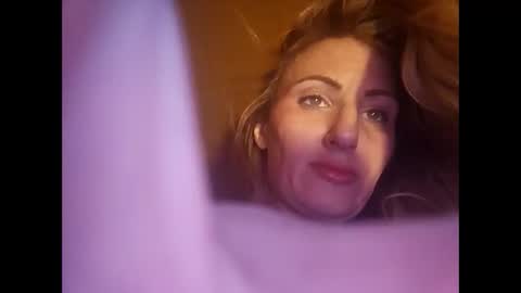 Snapshot of blondebellaaa3 chatting on 01/10/25, 07:00 Gia  online show from 01/10/25, 07:00