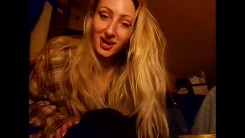 Snapshot of blondebellaaa3 chatting on 01/18/25, 03:53 Gia  online show from 01/18/25, 03:53