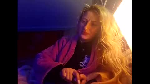 Snapshot of blondebellaaa3 chatting on 01/24/25, 08:02 Gia  online show from 01/24/25, 08:02